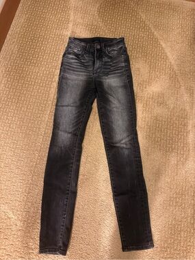 Woman’s Buckle Black Skinny Jeans 23x27 in Washed Black